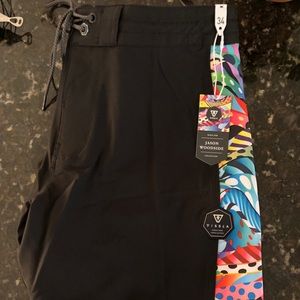 Vissla Mens 17.5” Board Shorts Size 32 Black/Multi